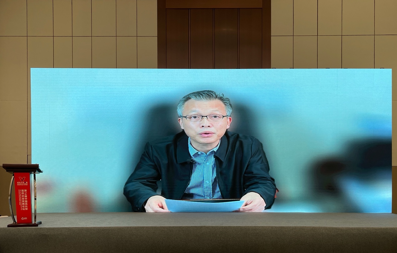 電視屏幕上的人描述已自動生成