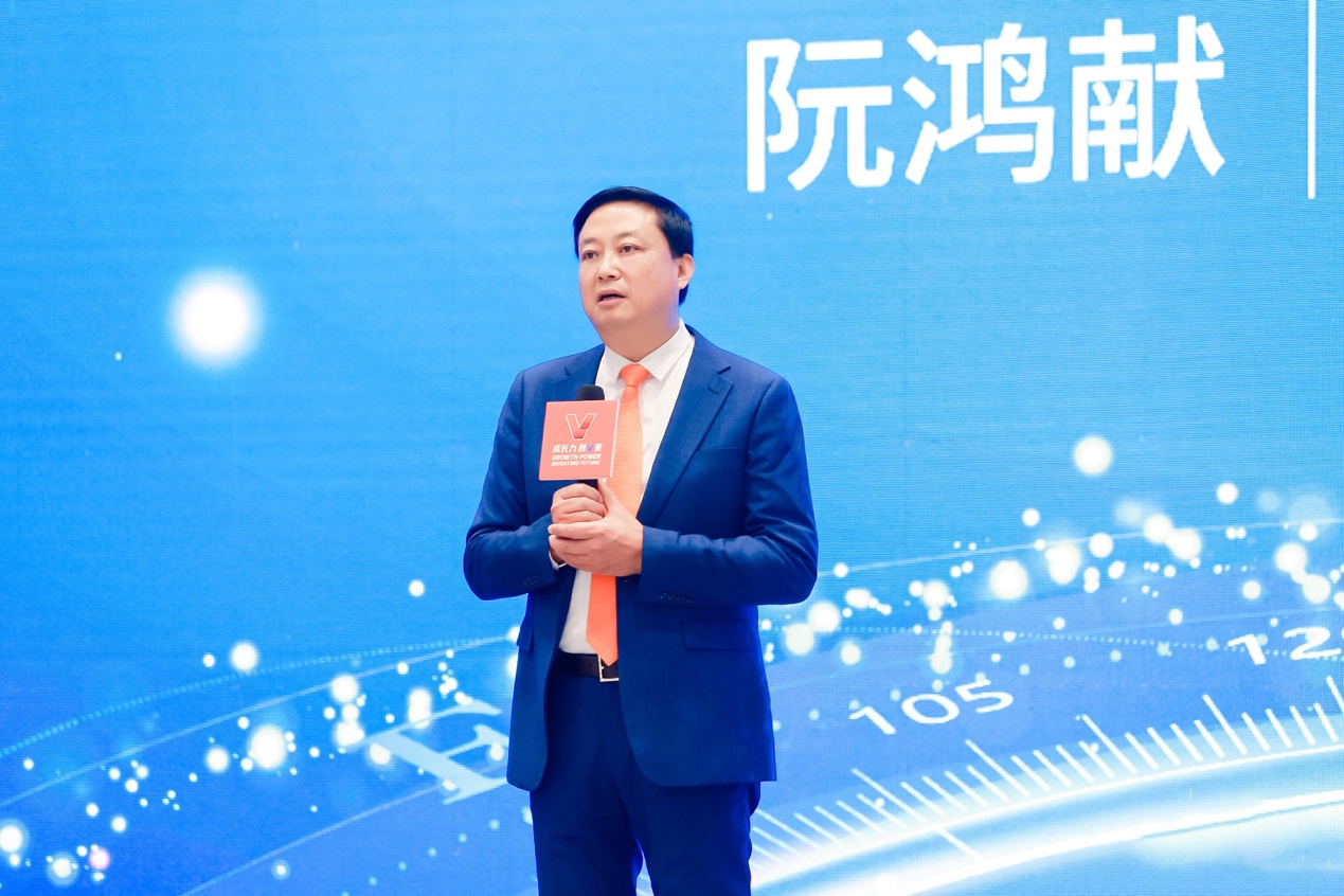 穿著西裝筆挺的男子與配字描述已自動生成