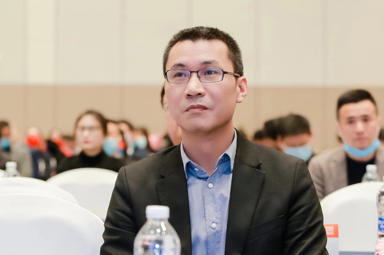 一群穿著西裝的男人描述已自動生成